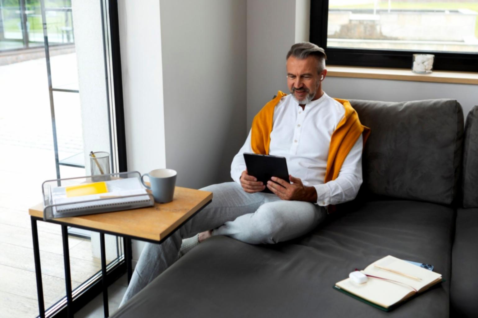 Análisis financiero en acción con gráficos y documentos