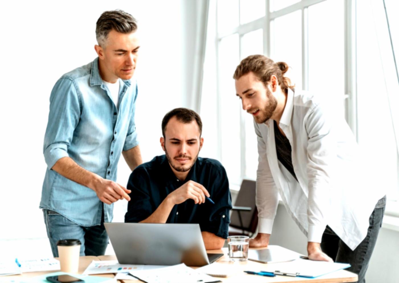 Mesa de trabajo con análisis financiero, gráficos y herramientas profesionales