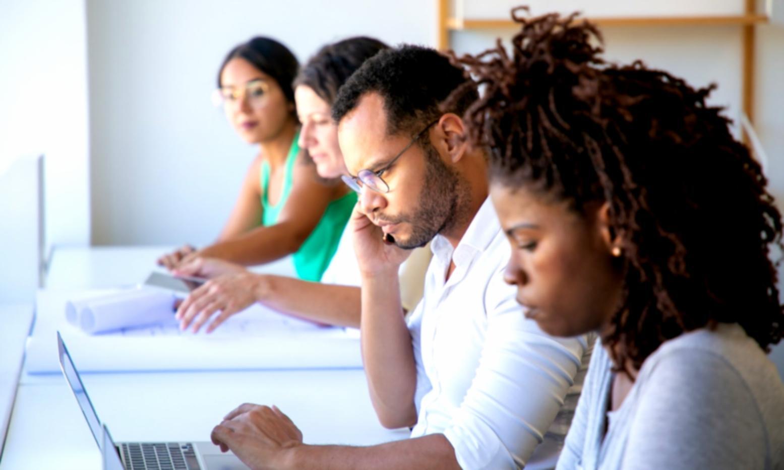 Equipo de trabajo revisando reportes financieros en sala de juntas