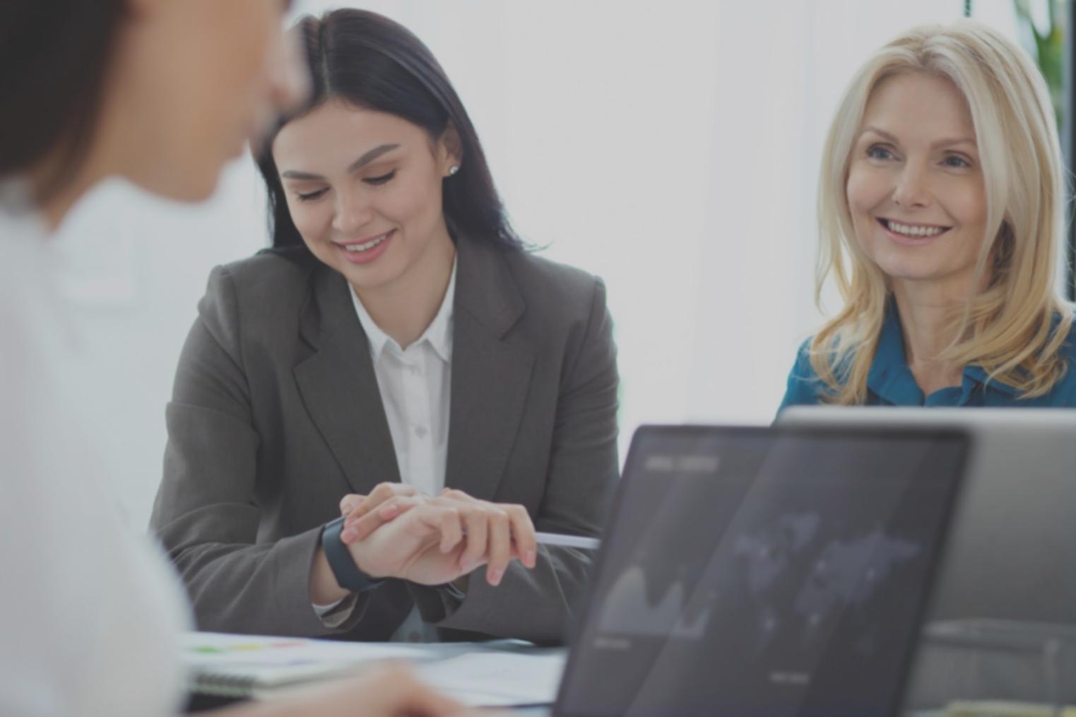 Documentos financieros y calculadora mostrando análisis detallado